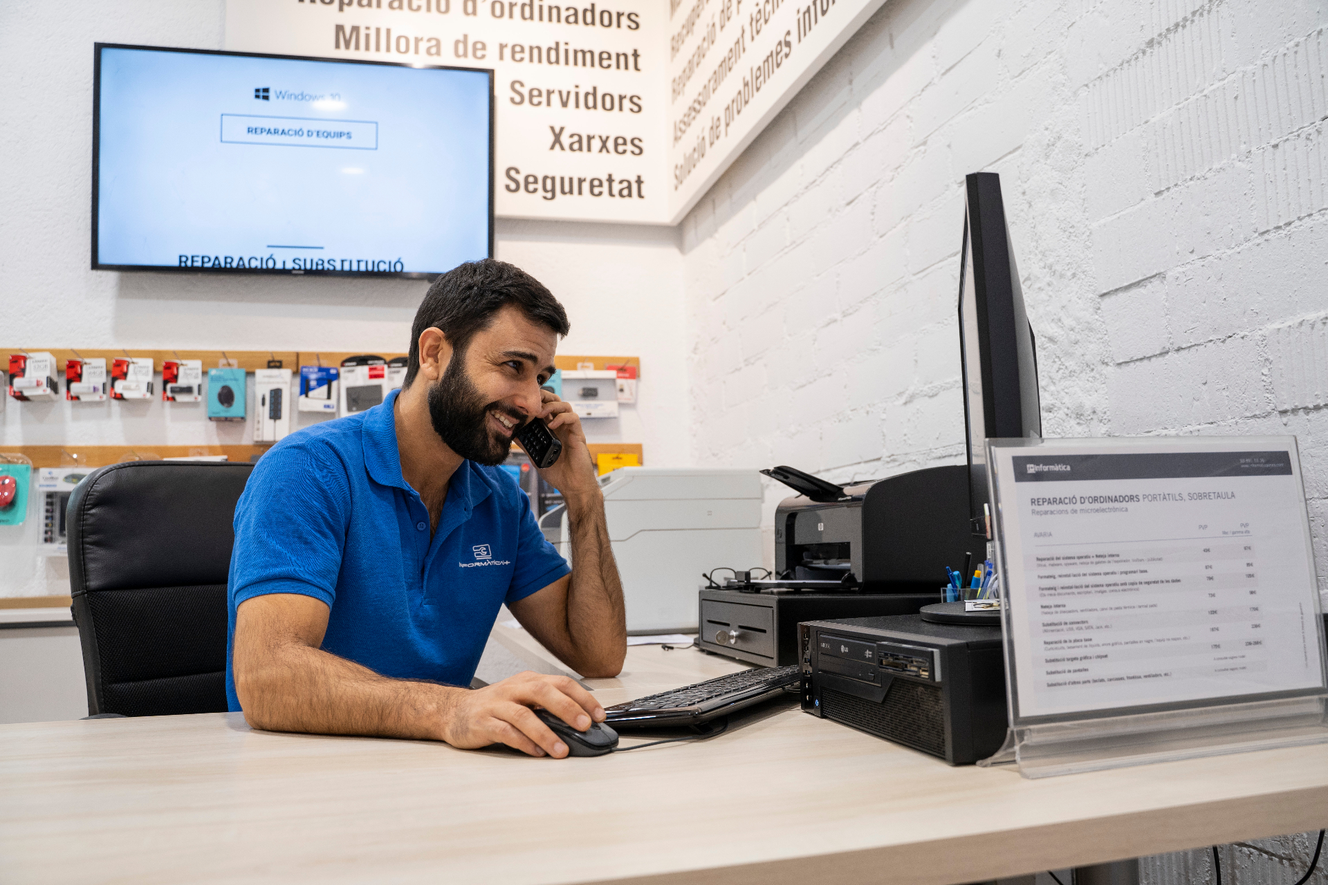 Tècnic d'Infosat atenent un client al taller de Vilafranca