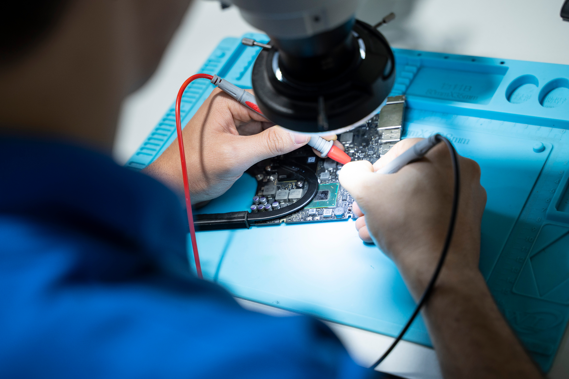 Reparació de placa base de MacBook amb microscopi a Vilafranca