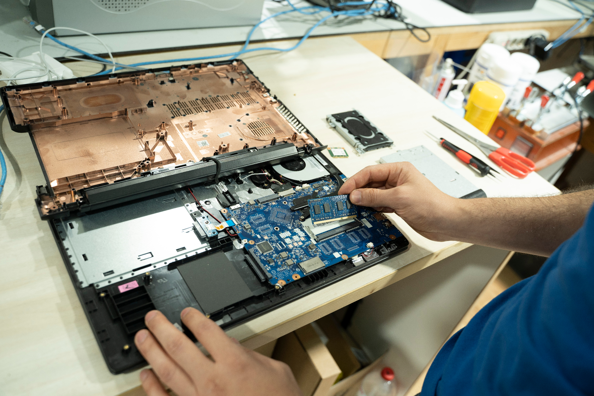 Ampliació de RAM en portàtil al taller d'Infosat